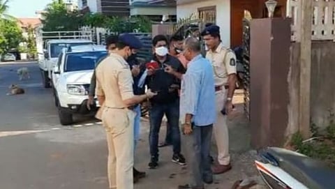 घटनास्थळी चौकशी करताना पोलीस उपअधीक्षक धर्मेश आंगले, वेर्णा पोलीस निरीक्षक प्रशल देसाई आणि इतर पोलीस.