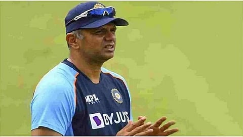 तंदुरुस्ती आणि खराब फॉर्ममुळे संघाबाहेर असलेल्या खेळाडूंनी निवडीपूर्वी देशांतर्गत क्रिकेटमध्ये स्वत:ला सिद्ध केले पाहिजे, असे द्रविडचे (Rahul Dravid) मत आहे. हा ते नियम सुरू करणार आहेत.