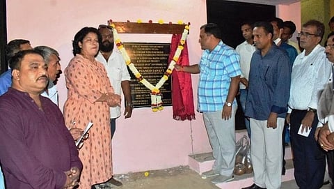 पाण्याची टाकी कार्यान्वित करताना मंत्री मॉवीन गुदिन्हो बाजूस इतर मान्यवर.