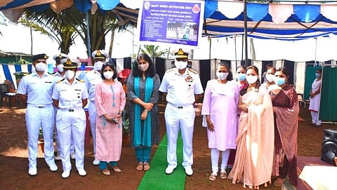 बोगमाळो येथे वृद्धाश्रमात नौदलातर्फे वैद्यकीय शिबिराचे आयोजन करण्यात आले. यावेळी वृध्दांची तपासणी करताना नौदल डाॅक्टर.