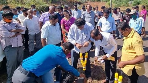 पिळगावात रस्त्यांचे हॉटमिक्स डांबरीकरण
आमदार प्रवीण झांट्ये यांच्या हस्ते कामाची पायाभरणी