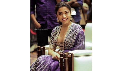 Pushpa: The Rise च्या प्रमोशनवेळी नॅशनल क्रश रश्मिकाचा ग्लॅमरस लूक