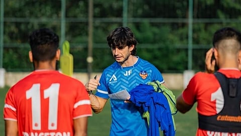 सराव सत्रात खेळाडूंना सूचना करताना एफसी गोवाचे प्रशिक्षक हुआन फेरांडो