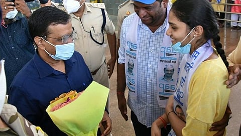 दाबोळी विमानतळावर दिल्लीचे मुख्यमंत्री अरविंद केजरीवाल यांचे स्वागत करताना गोवा आम आदमी पक्षाचे उपाध्यक्ष प्रेमानंद नानोस्कर व त्यांची कन्या सावनी नानोस्कर.