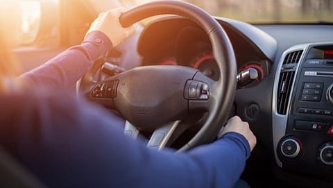 Vastu Tips: गाडीत ठेवा 'या' वस्तु, प्रत्येक संकटातून होईल बचाव