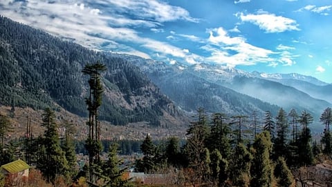 हिमाचल प्रदेशातील डलहौसी हे शहर हनिमूनसाठी सर्वांच्या आवडीचे ठिकाण आहे. हिवाळ्यात अनेक लोक येथे फिरायला जायचं प्लान करतात.