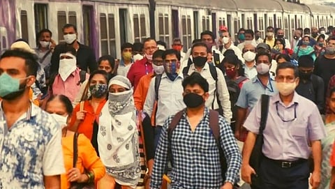 Why passengers should not be allowed to travel in Mumbai Local without taking the vaccine