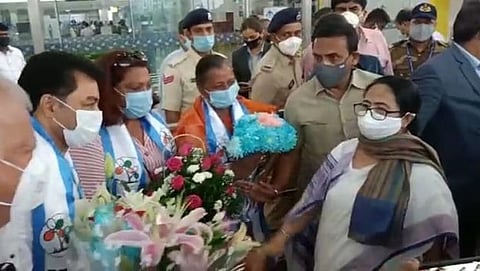 अध्यक्षा ममता बॅनर्जी गोव्यात आगमन झाले यावेळी त्यांचे स्वागत करताना तृणमूल काँग्रेस खासदार लुईझीन फालेरो, तृणमूल नेते किरण कांदोळकर व इतर.