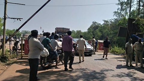 Karnataka New Covid Guidelines कर्नाटक सरकारने नवीन एस.ओ.पी जाहीर केल्याने गोव्यातून कर्नाटकात जाणाऱ्या प्रवाशांची झालेली माजाळी तपासणी नाक्यावर झालेली गर्दी.