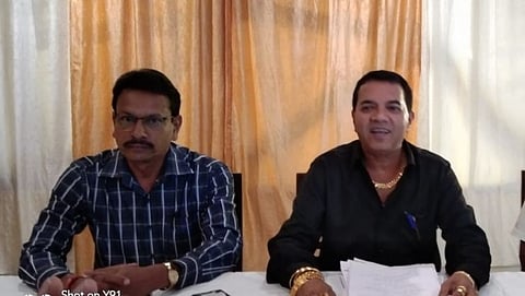 Goa Politics: पत्रकार परिषदेत माहिती देताना साकवाळचे माजी सरपंच रमाकांत बोरकर बाजूस पंच नारायण नाईक,गणेश नाईक.