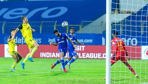 Indian Super League: आयएसएल फुटबॉल लढतीत गुरुवारी हैदराबाद एफसीविरुद्ध महंमद साजिद धोत याने अचूक हेडिंग साधत चेन्नईयीन एफसीला आघाडी मिळवून दिली तो क्षण.