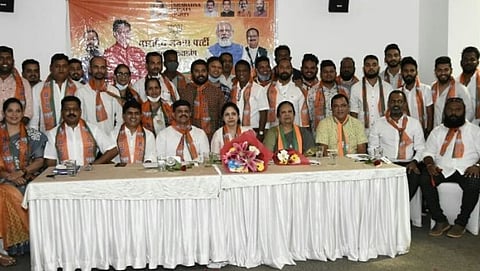 Goa Assembly Election: केंद्रीय राज्य रेल्वे मंत्री श्रीमती दर्षना जरदोस यांच्या उपस्थितीत भाजप मध्ये प्रवेश केलेले काँग्रेसचे नेते तथा माजी नगराध्यक्ष नंदादीप राऊत व त्याचे कार्यकर्ते.