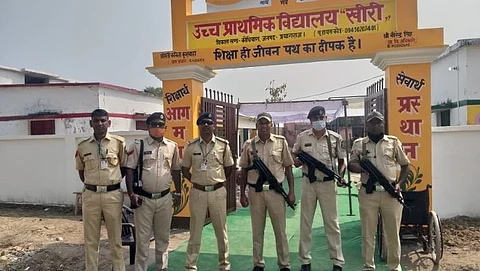 उत्तरप्रदेश येथे प्रयाग जिल्ह्यात पाचव्या टप्प्यातील मतदानावेळी सेवा बजावताना वृध्दांना मदत करताना गोव्यातील सशस्त्र दलाचे जवान.