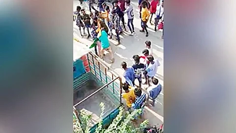 video viral molestation girls insolence police search miscreants sexually harassed and assaulted horrifying alirajpur madhya pradesh