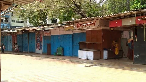 मुरगाव नगरपालिकेने गाळेधारकांच्या भाडे पट्टीत वाढ केल्याने पालिका इमारती समोर जमलेले गाळेधारक.
