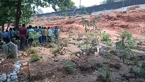 Vasco: वास्कोचे आमदार दाजी साळकर रेल्वे अधिकाऱ्यांसमवेत कब्रस्तान जवळ दुपदरीकरणाचे काम चालू असलेल्या ठीकाणी पाहणी करताना.