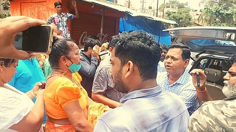 खारीवाडा येथे घरांच्या पाहणीसाठी आलेल्या अधिकाऱ्यांची ग्रामस्थांकडून हकालपट्टी