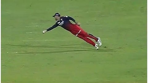 rcb vs gt glenn maxwell on slip caught a brilliant catch of shubman gill