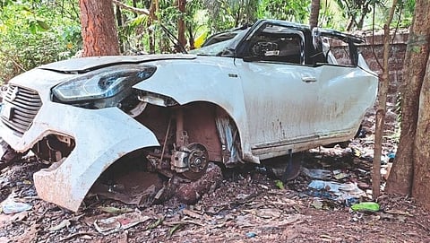 Thieves steal tires of car after accident in Goa