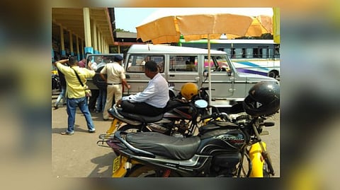 Rickshaw motorcycle pilot on road in Bicholim