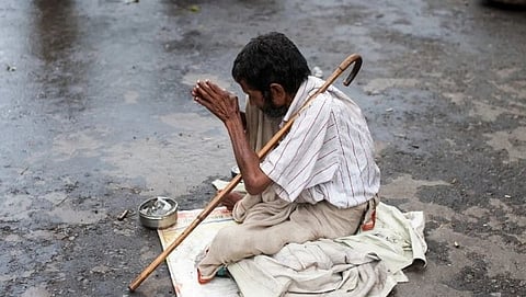 The family rejected the old man; It was time for the old man to beg