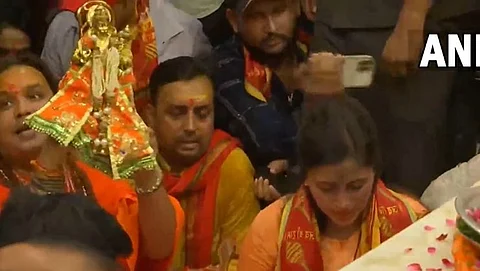 Navneet Rana and Ravi Rana recite Hanuman chalisa in Delhi