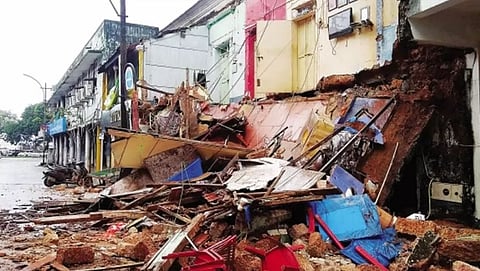 Building's slab collapses in Vasco