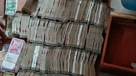 jharkhand acb caught ranger taking bribe manoharpur west singhbhum seized 99 lakh rupees government residence