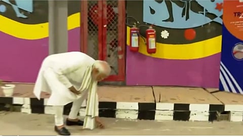 PM Modi is seen picking up used bottles while inspecting the tunnel in video