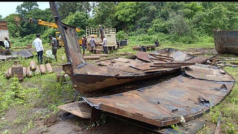 Beginning of the process of disposal of illegal boats