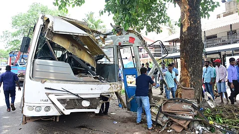 Kadamba bus hit the car, Carrier injured in porvorim