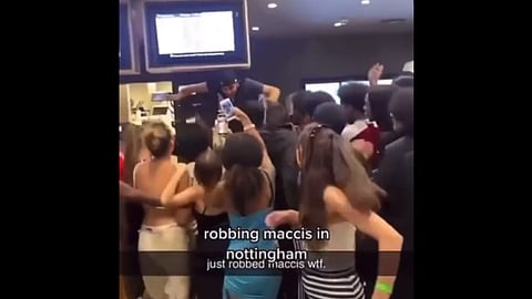 McDonald मध्ये घुसून टोळक्याचा धिंगाणा; बर्गर, कोल्ड ड्रिंक चोरी केल्या Video