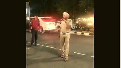 Police Officer Sing Song On Road Viral Video