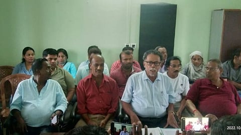 पत्रकार परिषदेत बोलताना हेंद्रिक गांधी सोबत स्वस्त धान्य दुकान मालक.