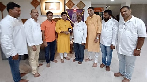 अभंगाचे लोकार्पण करताना आमदार दाजी साळकर