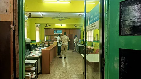 डिचोली-नॅशनल इन्शुरन्स कार्यालयाच्या दरवाजाची तोडण्यात आलेली कडी.