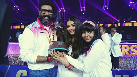 Abhishek Bachchan, Aishwarya Rai Bachchan and Aaradhya Bachchan with Pro Kabaddi 9 Trophy