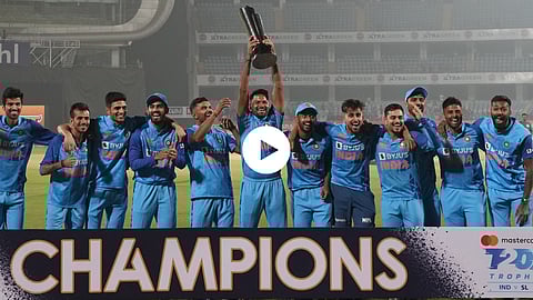 Hardik Pandya handed over the trophy to Shivam Mavi and Jitesh Sharma