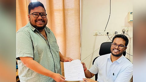 Viraj Phadke submitting his candidature form to Amitesh Shirwaikar