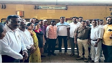 Chairman Ramesh Tavadkar flagged off the Gandhidham train at Canacona station.