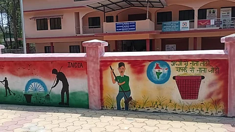 cleanliness message on fence wall