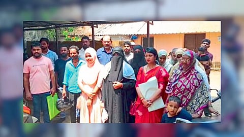 Praveen Blegan and Saroj Desai along with Alelia voters gathered to request the Mamledars.