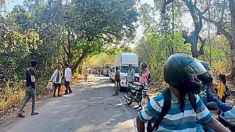 Valpoi Ponda Mango tree fell Blocking Traffic