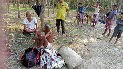 No Money For Ambulance | West Bengal Father