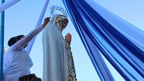 Maria given a crown by the bride
