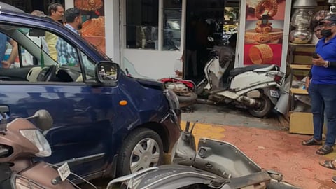 Margaon Car rammed in Gold shop
