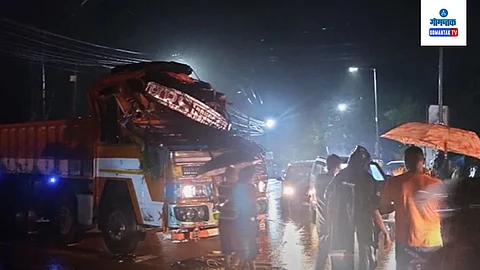 Truck driver hits height barrier At Khandola