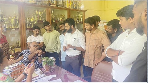 Ponda: राखी प्रकरण! अखेर आल्मेदा शाळेच्या मुख्याध्यापिकेने मागितली पालकांची माफी, बजरंग दलाचा घेराव