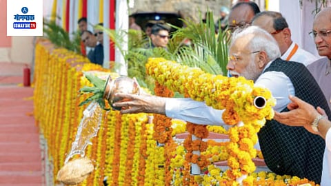 Nagar Prime Minister Narendra Modi performing Jalpuja at the dedication ceremony of the left canal of Nilavande Dam on Thursday.