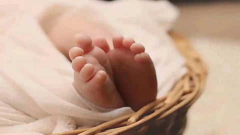 मोबाईलमध्ये बिझी आईंच्या हातातून बाळ निसटले, वाहत्या ओढ्यात कोसळले अन् अनर्थ झाला